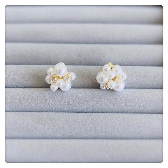 ✨NEW LAUNCH✨Flower style white pearl earrings for women, party, girls - Picture 3 of 4